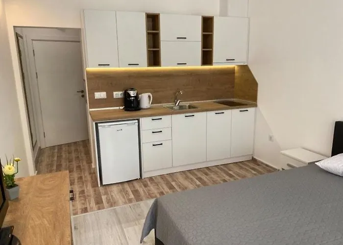 студио симона 3 - първа линия море * Łozenec