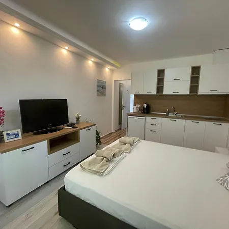 студио симона 3 - първа линия море *